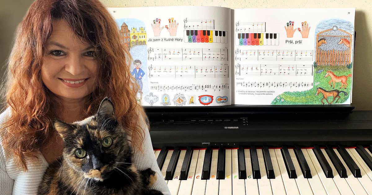 Hra na klavír (klávesy) podle barevných not