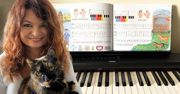 Hra na klavír (klávesy) podle barevných not